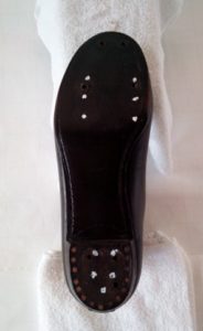 フレーム取り付け用のネジ穴部分（全１１ヶ所）にペンで白い点の印を付けてある状態の靴底を写した画像